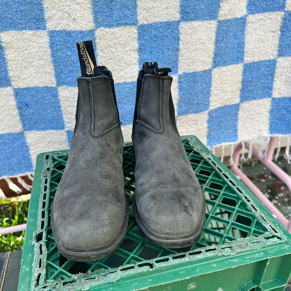 Blundstone rustic square toe Chelsea Boots in Charcoal Black Suede
